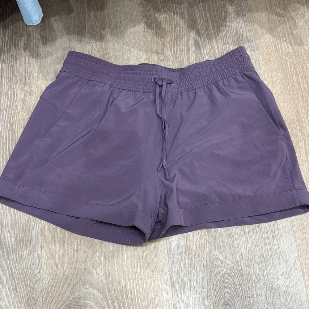 Lululemon Spring Break Away Shorts size 8